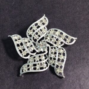 Dazzling silver sparkly rhinestone pinwheel vintage versatile brooch flower star